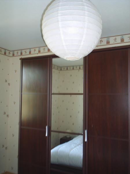 La chambre 1 (l'armoire)